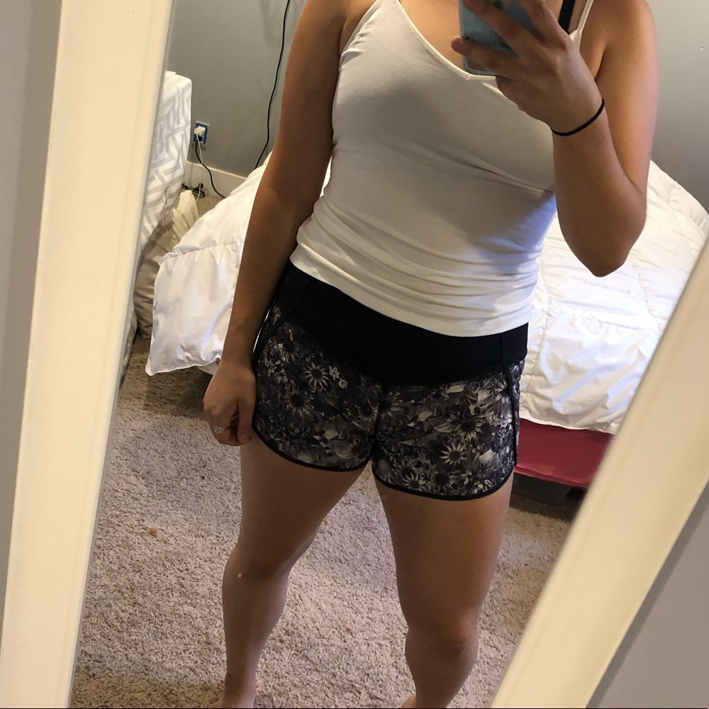Lululemon black floral low-rise 2.5” speed short